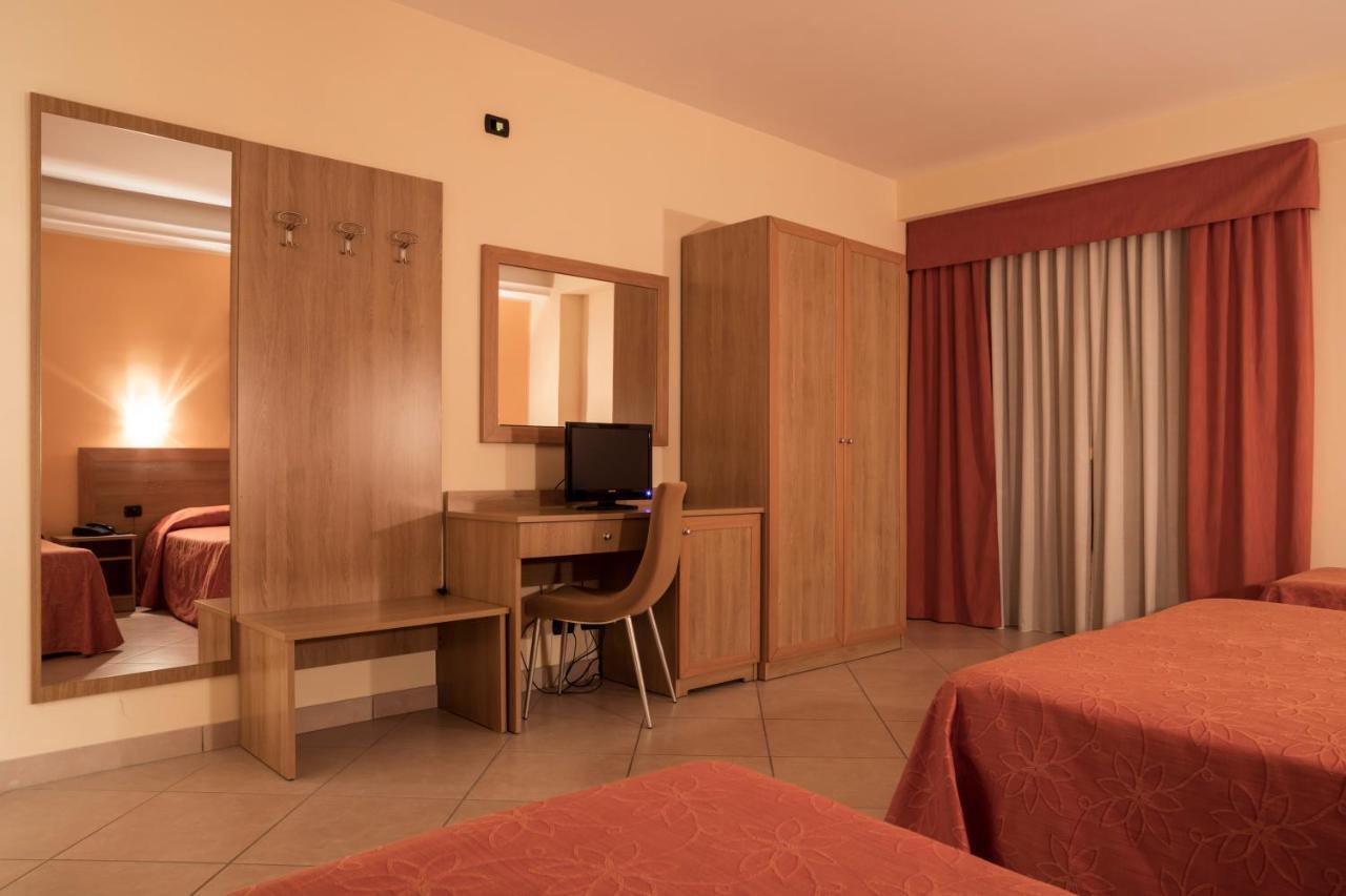 Manhattan Village Hotel Sulmona Exteriér fotografie
